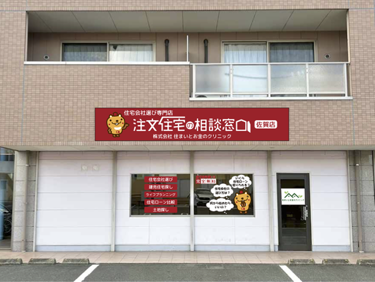 男性と女性が会話をしている画像